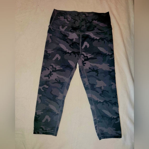 ZYIA Active Forest Camo Luxe Hi-Rise Capri 20" Leggings 12 - Picture 4 of 8